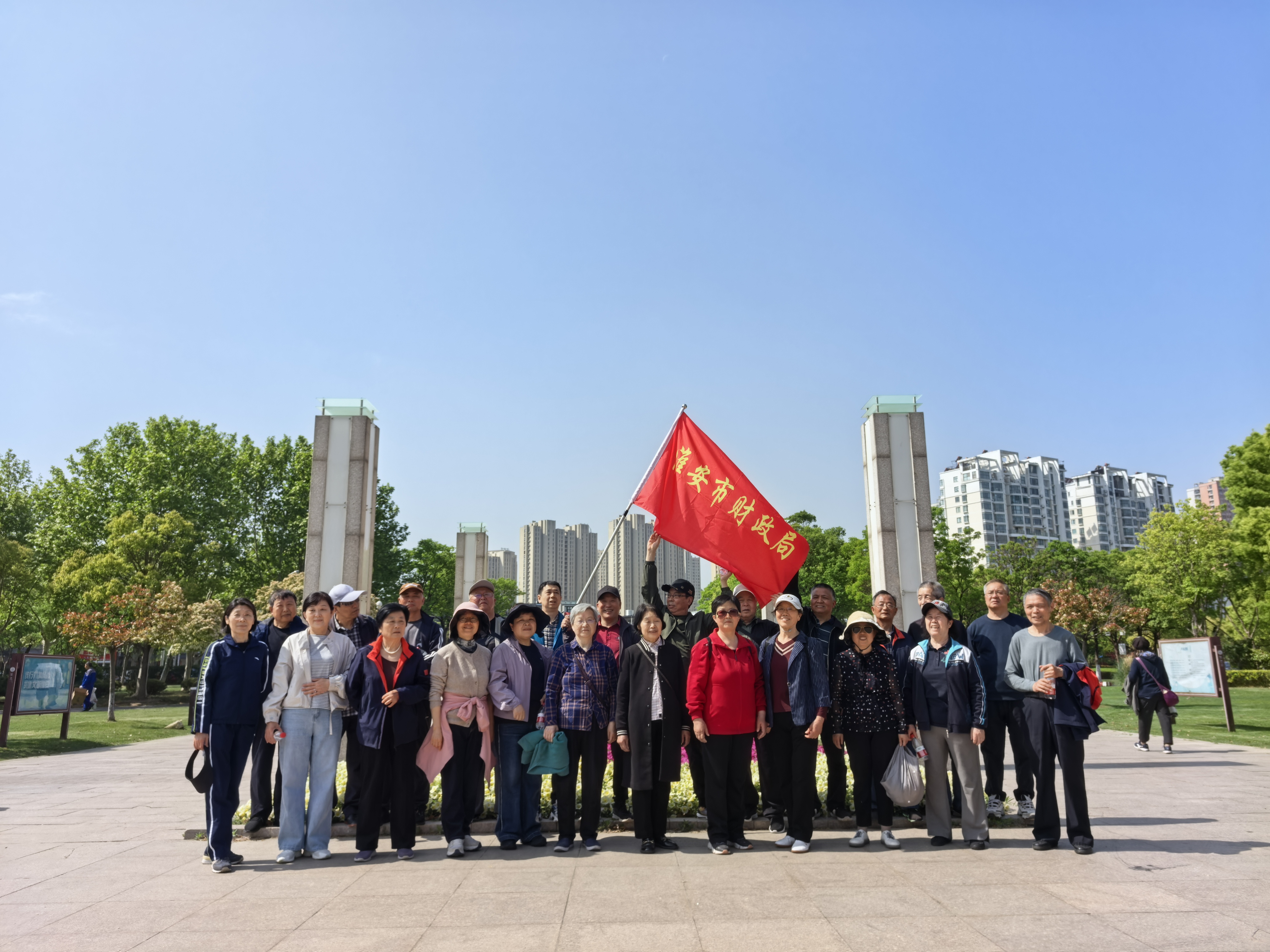 我局离退休干部积极参加市...